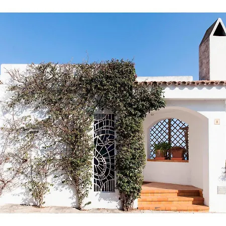Ocean Views With Large Garden In Shared Swimming Pools Ref Mrhas